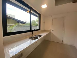 Image 5 - 832857