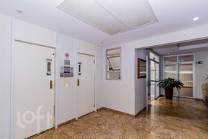 Image 40 - 832918