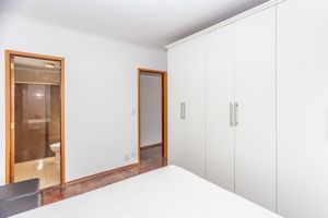 Image 18 - 832999