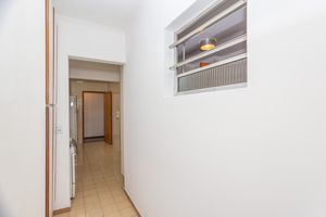 Image 31 - 832999