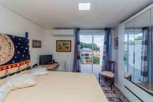 Image 11 - 833750