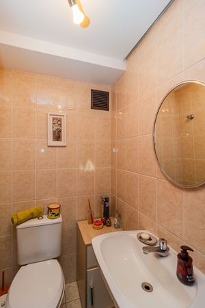 Image 9 - 834496