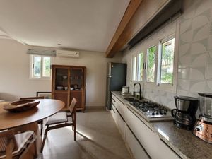 Image 10 - 837525