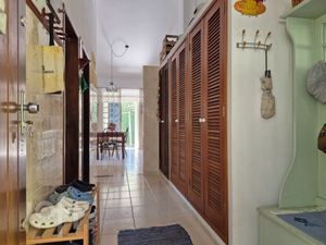 Image 10 - 842287