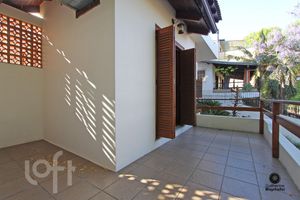 Image 10 - 843375