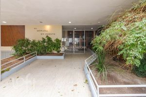 Image 1 - 846943