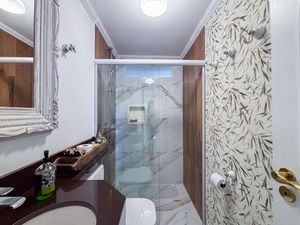 Image 10 - 847980