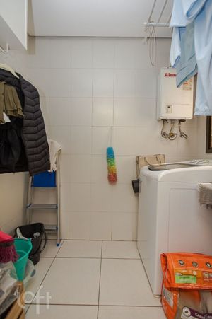 Image 12 - 848557