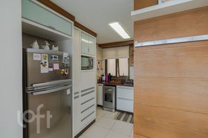 Image 10 - 848557