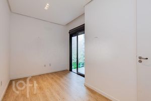 Image 19 - 851570