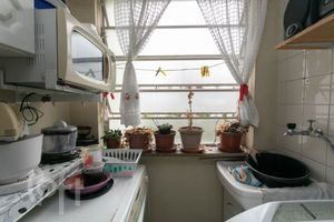 Image 21 - 851685