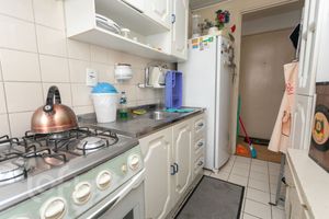 Image 6 - 851685