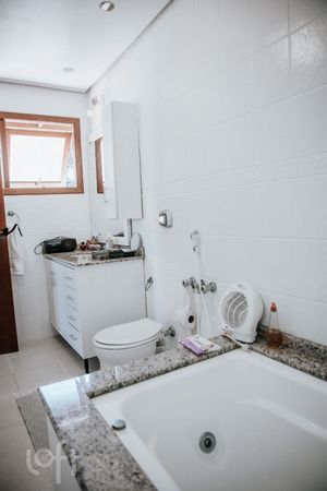 Image 22 - 851752