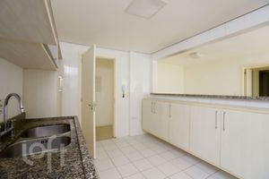 Image 9 - 852057