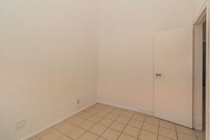 Image 10 - 852300