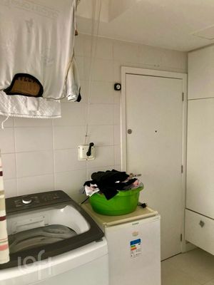 Image 17 - 852381