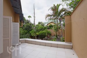 Image 32 - 852610