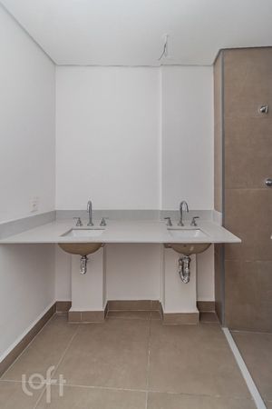 Image 19 - 852658