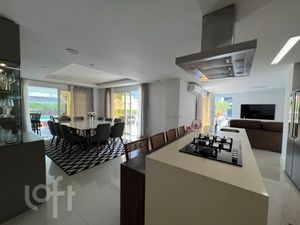 Image 4 - 852741