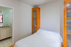 Image 9 - 852823