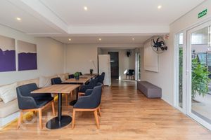 Image 21 - 853209