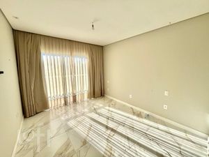 Image 18 - 853312