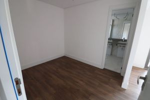 Image 7 - 853536