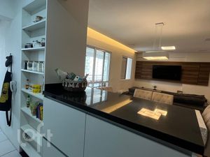 Image 6 - 853640
