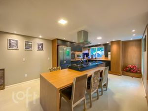 Image 6 - 853799