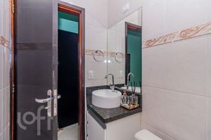 Image 35 - 854002