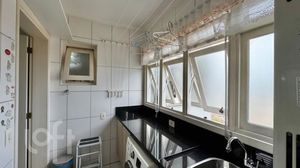 Image 22 - 856305