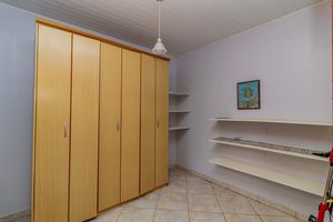 Image 8 - 856349