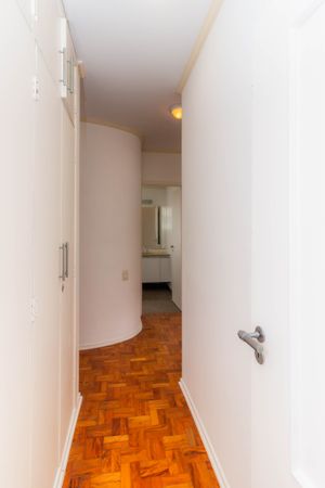Image 6 - 856352