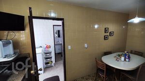 Image 19 - 856552