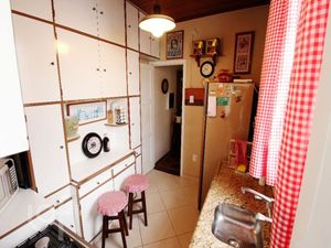 Image 7 - 856958