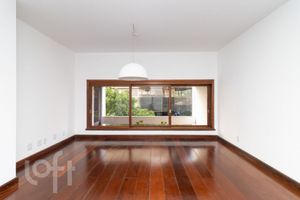 Image 6 - 857218