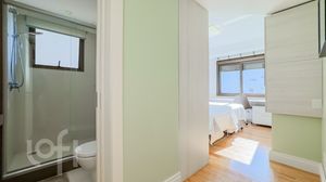 Image 21 - 857576