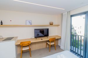Image 4 - 858065