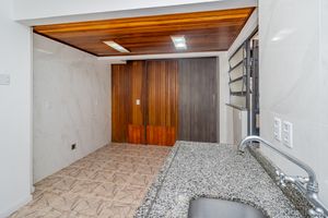 Image 21 - 858925