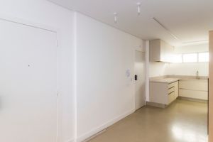 Image 24 - 858955