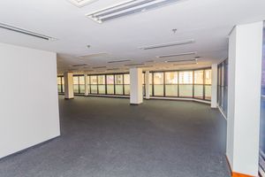Image 16 - 859618