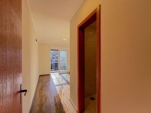 Image 10 - 859676