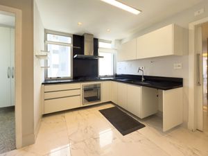 Image 10 - 864112