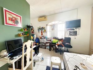 Image 12 - 864681