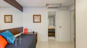 Image 30 - 868101