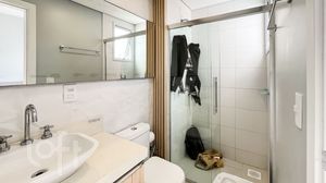 Image 12 - 868560