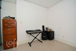 Image 17 - 868575