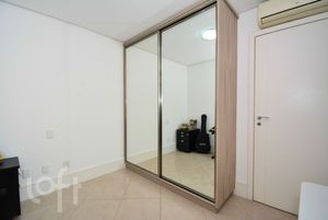 Image 18 - 868575