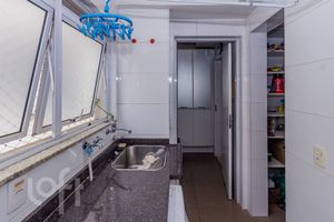 Image 33 - 868711