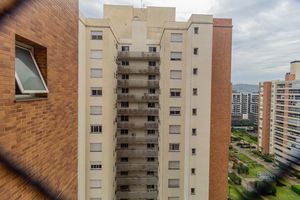 Image 21 - 868745
